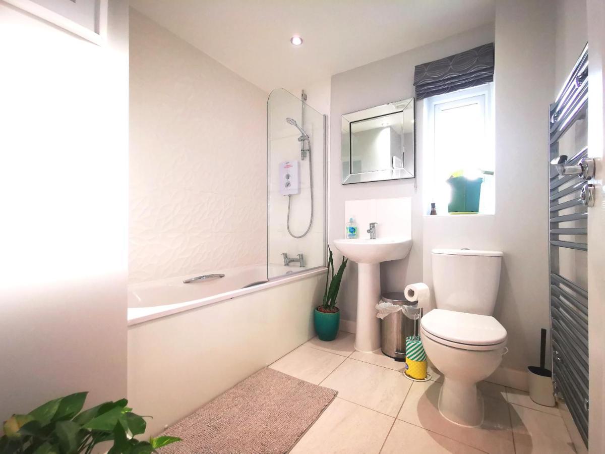 The Lawnswood - Central Manchester Holiday Home With Free Parking Luaran gambar