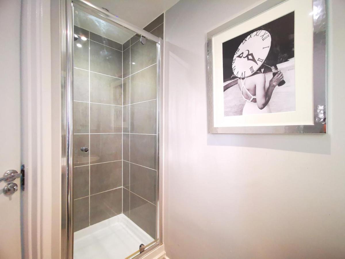 The Lawnswood - Central Manchester Holiday Home With Free Parking Luaran gambar