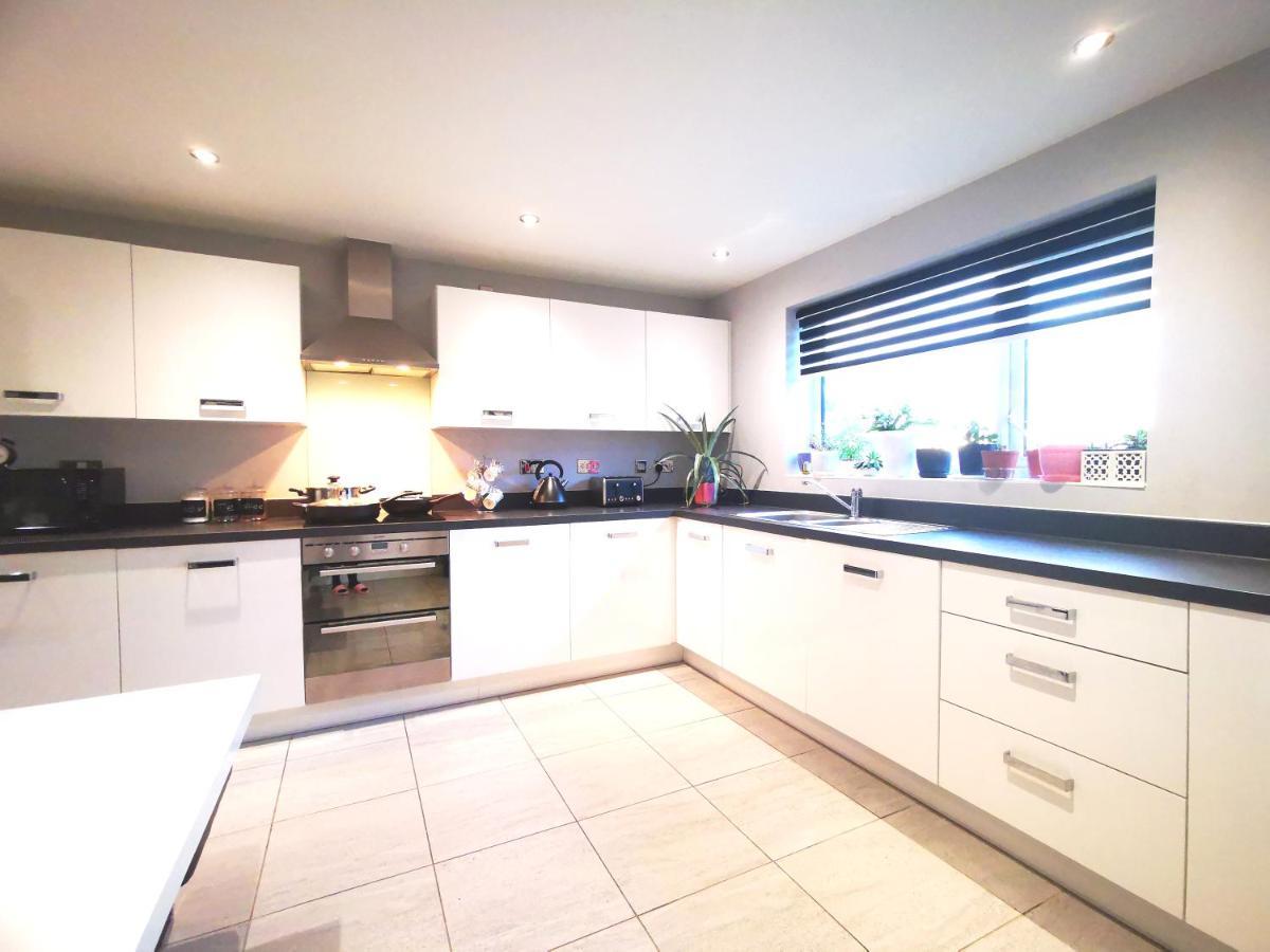 The Lawnswood - Central Manchester Holiday Home With Free Parking Luaran gambar