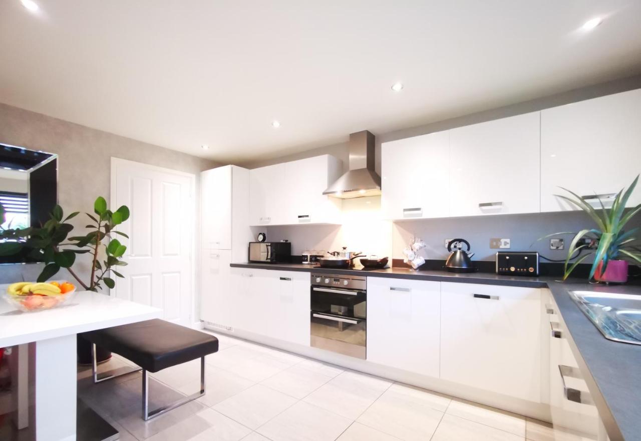 The Lawnswood - Central Manchester Holiday Home With Free Parking Luaran gambar
